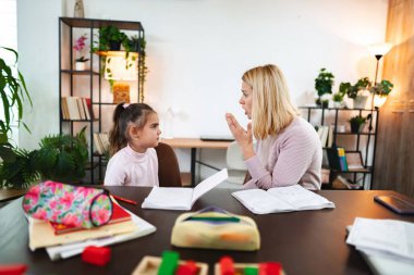 Bir anne kızına rahat evinde önemli dersler verir..