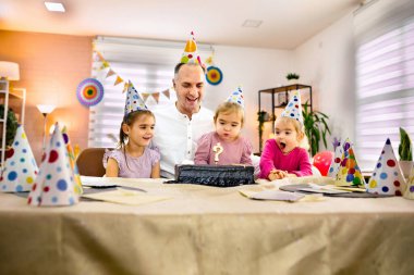 Dört çocuk doğum günü partisinde pasta gösterisini sabırsızlıkla bekliyor..