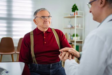 Yaşlı adam içeride doktoruyla dostça sohbet ediyor..