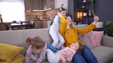 Bir anne, rahatlatıcı bir öğleden sonra kızlarıyla birlikte neşe dolu kahkahalardan hoşlanır..