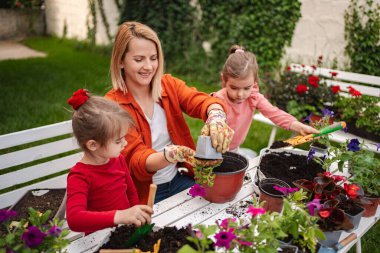Mutlu bir aile aktivitesi. Çiçekleri birleştirirken bağ kuruyor.