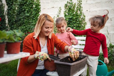 Çocuklarla dışarıda bitki yetiştirmek çok keyifli bir an..