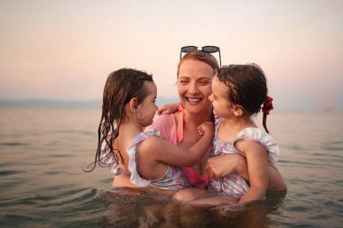 Bir anne ve iki kızı sıcak okyanus suyunda kalıcı anılar yaratırlar..
