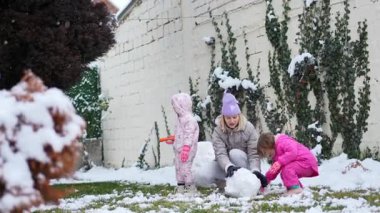 Çocuklar bir kardan adam yaratırken dışarıda eğlenmeyi severler..