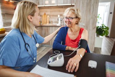 Sıcak ve davetkar bir evde, sağlık kontrolü sırasında arkadaşça bir etkileşim..