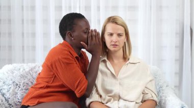 Arkadaşlar sırlarını paylaşır ve şaşırırlar.