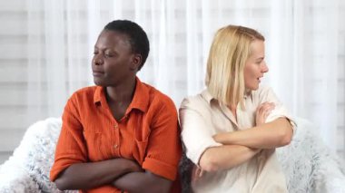 İki bayan arkadaş tartıştıktan sonra barışırlar, birbirlerine sarılırlar.