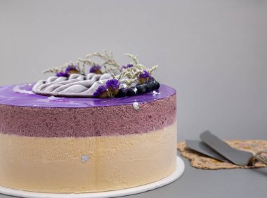 Beyaz arka planda çiçekli lezzetli bir pasta.