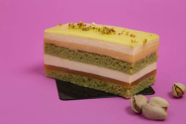 Pembe arka planda bir dilim limonla bir dilim keki kapat.