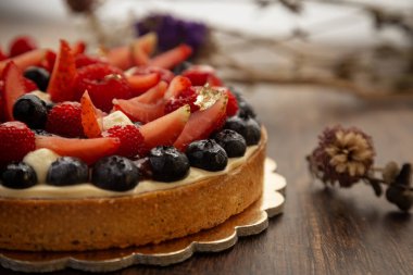 Taze ve lezzetli meyveli pasta.