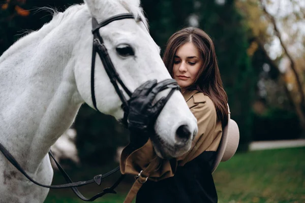 Uma Jovem Abraça Cavalo Branco Foto Alta Qualidade — Fotografia de Stock