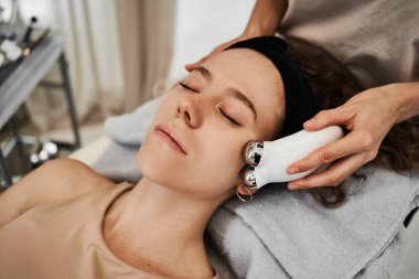 Kadınların yüz masajları. Yüksek kalite fotoğraf