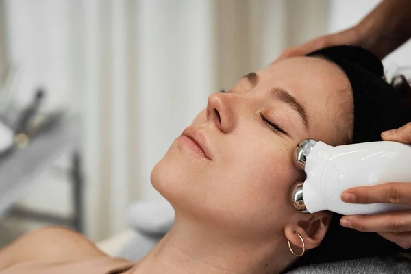 Kadınların yüz masajları. Yüksek kalite fotoğraf