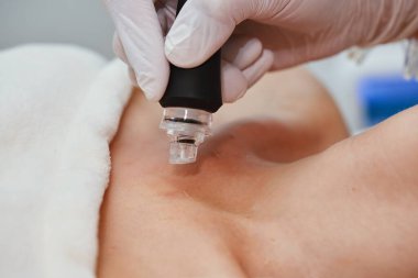 Bir kozmetik uzmanı kuaförde su birikintisi yapıyor. Cilt bakımı. Yüksek kalite fotoğraf