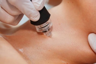 Bir kozmetik uzmanı kuaförde su birikintisi yapıyor. Cilt bakımı. Yüksek kalite fotoğraf