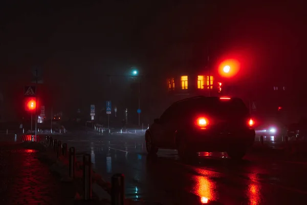 Nocna Mglista Ulica Mieście Samochód Zatrzymuje Się Czerwonym Świetle Miękkie — Zdjęcie stockowe