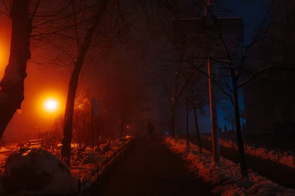 Silhouette Uomo Che Cammina Sul Marciapiede Una Città Nebbiosa Notte — Foto Stock