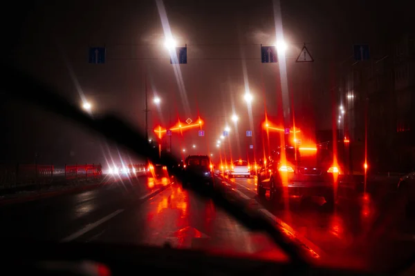 Mistyczne Światło Nocnego Miasta Autostradzie Widok Samochodu Efekt Miękkiego Skupienia — Zdjęcie stockowe