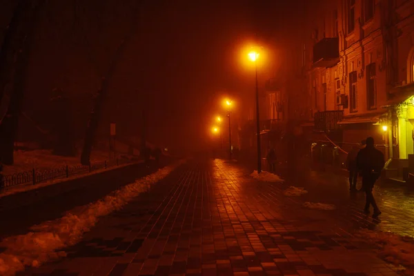 Sendero Nocturno Con Luz Roja Mística Ciudad Está Niebla Efecto —  Fotos de Stock