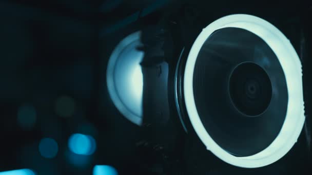 一个带有霓虹灯照明的工作显卡 高质量的4K镜头 — 图库视频影像