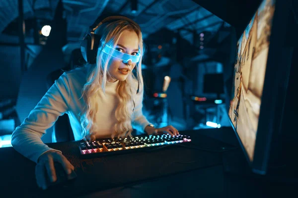 Una Bionda Sta Giocando Giochi Stile Neon Cyberpunk Foto Alta — Foto Stock