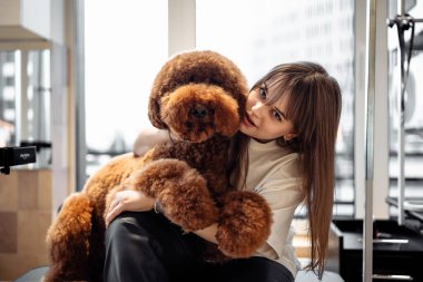 Genç bir kadın büyük bir köpeğe sarılıyor. Köpek ve insan dostluğu. Yüksek kalite fotoğraf