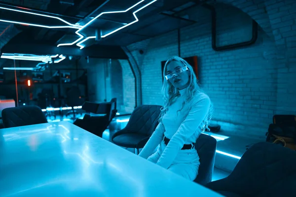 Fiatal Neon Szemüvegben Futurisztikus Stílusban Kiváló Minőségű Fénykép — Stock Fotó