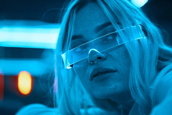 Ung Kvinna Neonglasögon Futuristisk Stil Högkvalitativt Foto — Stockfoto