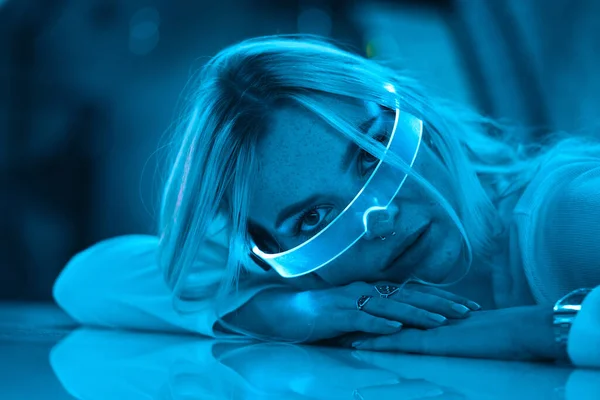 Giovane Donna Occhiali Neon Stile Futuristico Foto Alta Qualità — Foto Stock