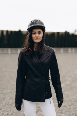 Üniformalı genç bir binici güzel ve görkemli bir atla poz veriyor. Yüksek kalite fotoğraf