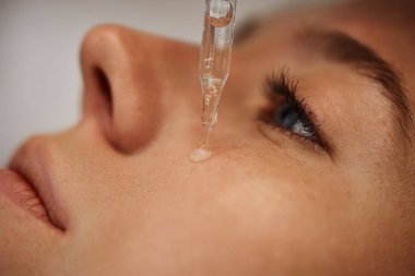 Yüz derisi pürüzsüz, nemlendirilmiş cilt ve kırışıklıklar için aletler ve serumlar kullanır. Yüksek kalite fotoğraf
