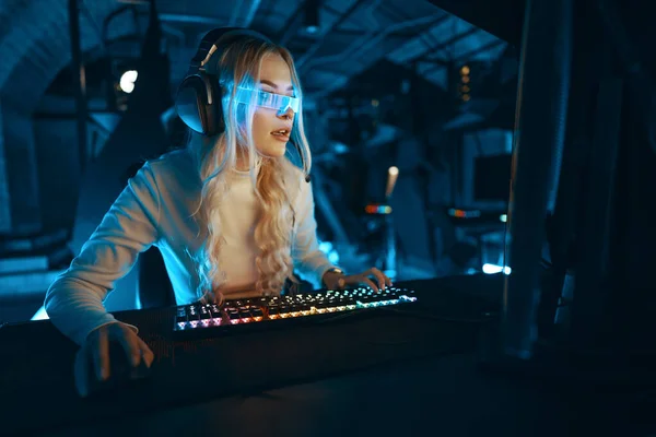 Bionda Occhiali Cyberpunk Gioca Giochi Computer Affascinato Dalla Tecnologia Dal — Foto Stock