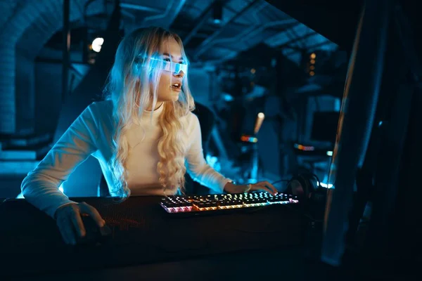Blonde Γυαλιά Cyberpunk Παίζει Παιχνίδια Στον Υπολογιστή Γοητευμένος Από Την — Φωτογραφία Αρχείου
