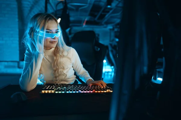 Blondynka Okularach Cyberpunkowych Gra Gry Komputerowe Zafascynowana Technologią Wirtualnym Światem — Zdjęcie stockowe