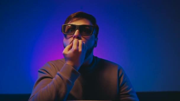 Muž Který Užívá Filmovou Noc Tmavé Místnosti Neonovým Osvětlením Popcornem — Stock video