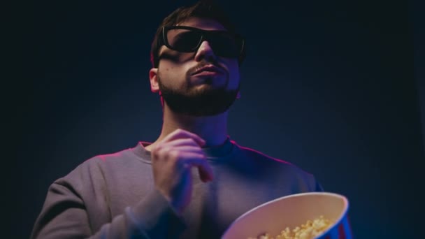Man Njuter Filmkväll Ett Mörkt Rum Med Neonbelysning Popcorn Och — Stockvideo