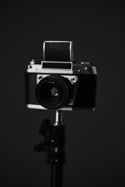 Retro Kameranın Siyah Beyaz Fotoğrafı Filme Çekiyorum Yüksek Kalite Fotoğraf — Stok fotoğraf