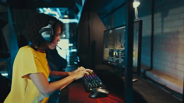 Játékosok Számítógépes Játékokat Játszanak Egy Kiberklubban Kiváló Minőségű Felvételek — Stock videók