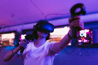 Kız sanal gerçekliğe katılıyor. VR oyunları. Yüksek kalite fotoğraf