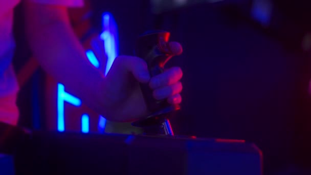 Mano Dei Giocatori Sul Joystick Neon Club Filmati Alta Qualità — Video Stock