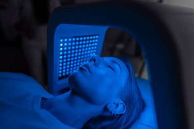 LED lamba kullanarak yüz bakımı. Yüksek kalite fotoğraf