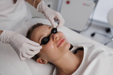 Fototerapi, fotoregenasyon, güzellik salonunda IPL. Bir kadının yüzüne önem ver. Yüksek kalite fotoğraf