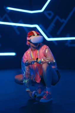 Genç bir kadın neon odada video oyunu oynuyor. Yüksek kalite fotoğraf