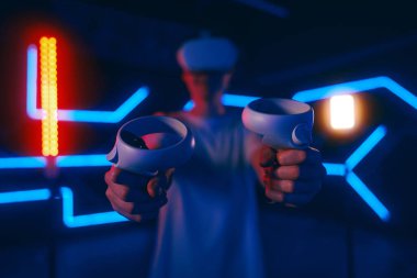 Bir adam neon bir odada video oyunu oynuyor. Yüksek kalite fotoğraf