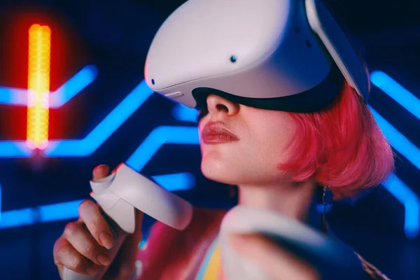 Genç Bir Kadın Neon Odada Video Oyunu Oynuyor Yüksek Kalite — Stok fotoğraf