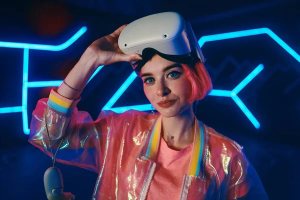 Genç bir kadın sanal oyunlar oynuyor. Video oyunları için neon oda. Yüksek kalite fotoğraf