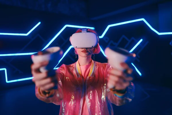 Ung Kvinna Spelar Virtuella Spel Neon Plats För Spel Högkvalitativt — Stockfoto
