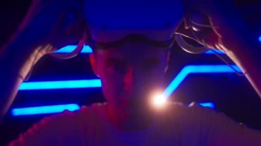 Gözlerinin önünde VR gözlüklerini çeken bir adamın elleri. Yüksek kalite 4k görüntü