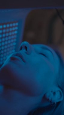 LED lamba kullanarak yüz bakımı. Yüksek kaliteli FullHD görüntüler