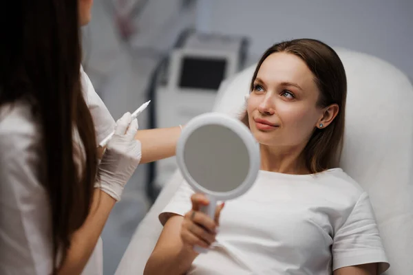 stock image Consultation with a cosmetologist. Contour plastic. High quality photo